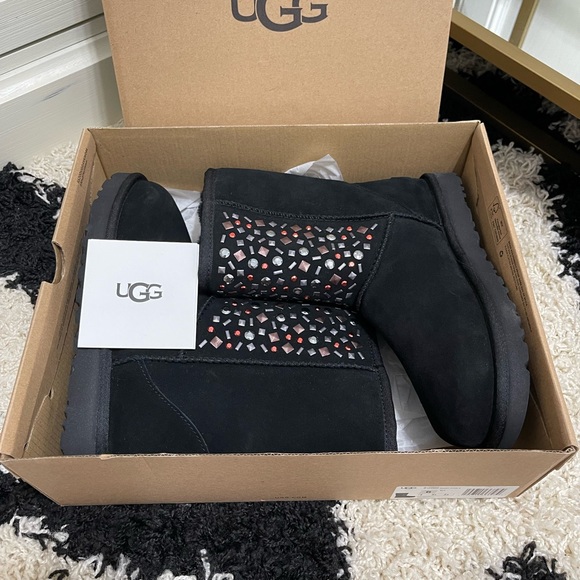 NIB Women’s Size 6 UGG W Classic Studded II Winter Ankle Boots In Black - Picture 12 of 13